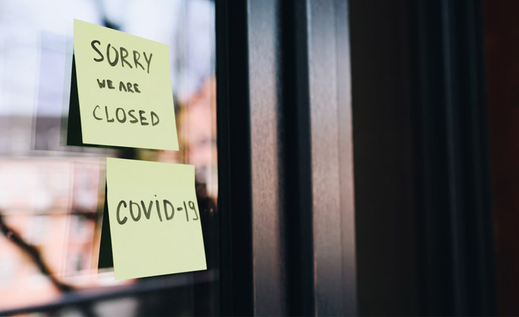 Post it notes informing closure due to covid-19